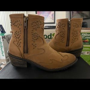 Beautiful cowgirl booties